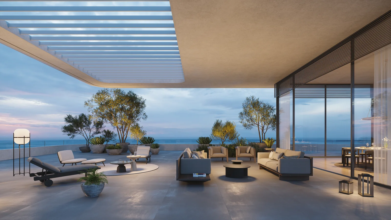 Luxe terras met uitzicht op de zee en comfortabele zitplaatsen.