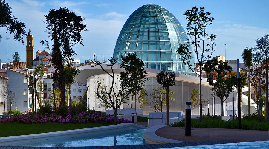 Moderne glazen koepel in Casa Bella Estepona met tuin en waterpartij.